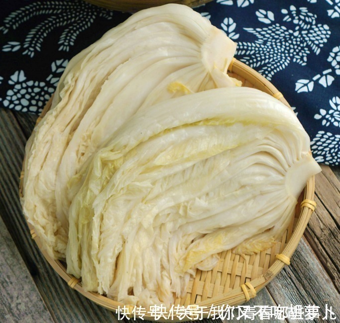 腌酸菜时，别只知道加盐，学会3个技巧，不发霉不起沫，越放越香