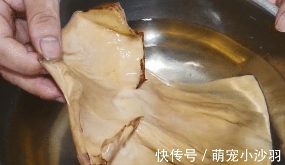 干鱿鱼只会用水泡就错了，老渔民教你一招，干货立马变海鲜！