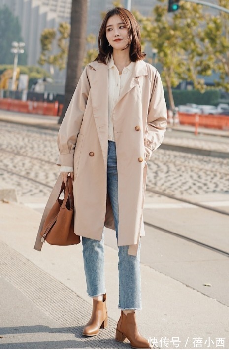 大长腿 今年建议多穿“大衣”和“风衣”，内搭毛衣+牛仔裤，保暖又时髦