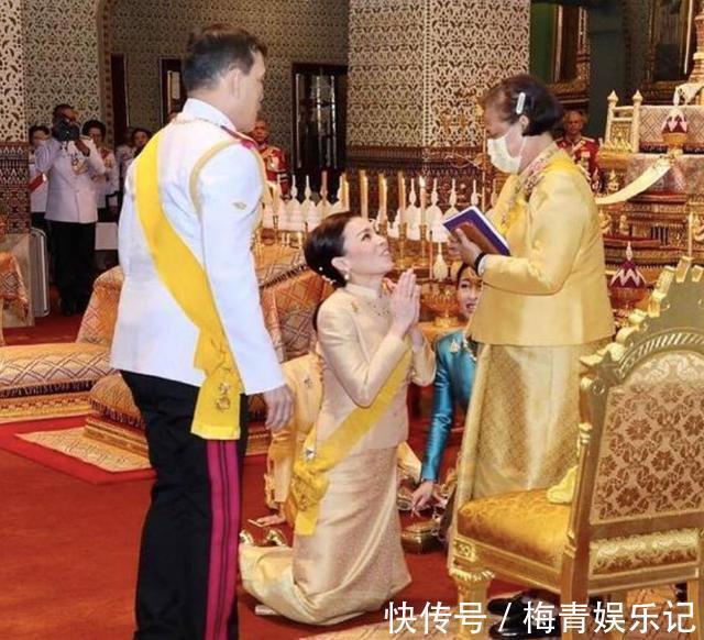 玛哈#同是签文件:苏提达跪地签,诗妮娜躲角落签,泰王却为西拉米铺纸