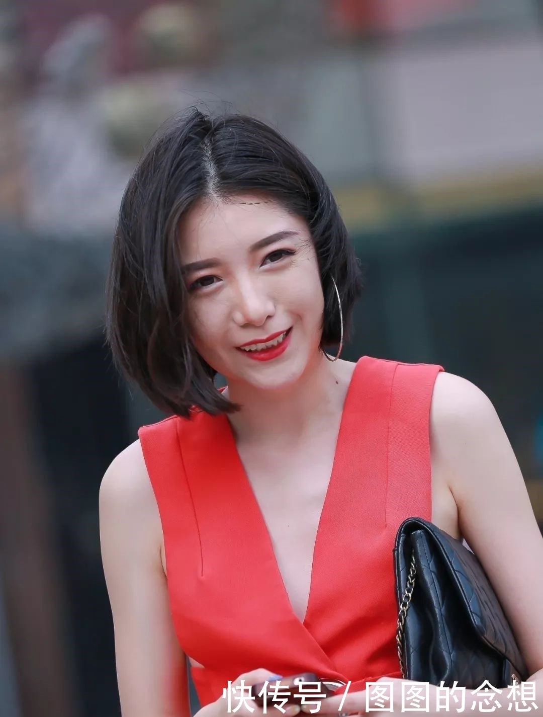 美女|街拍 红衣短发美女