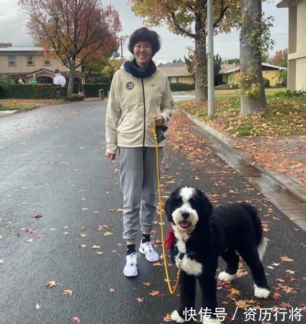 主帥|郎平61歲生日美國和女兒團(tuán)聚曝光！散步遛狗做大閘蟹：微笑氣質(zhì)佳