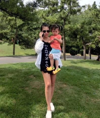 娜娜|宝妈发现女儿越来越像“闺蜜”,亲子鉴定结果出来后,全家人懵了