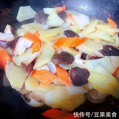 #味达美名厨福气汁，新春添口福#洋葱香菇胡萝卜炒土豆片