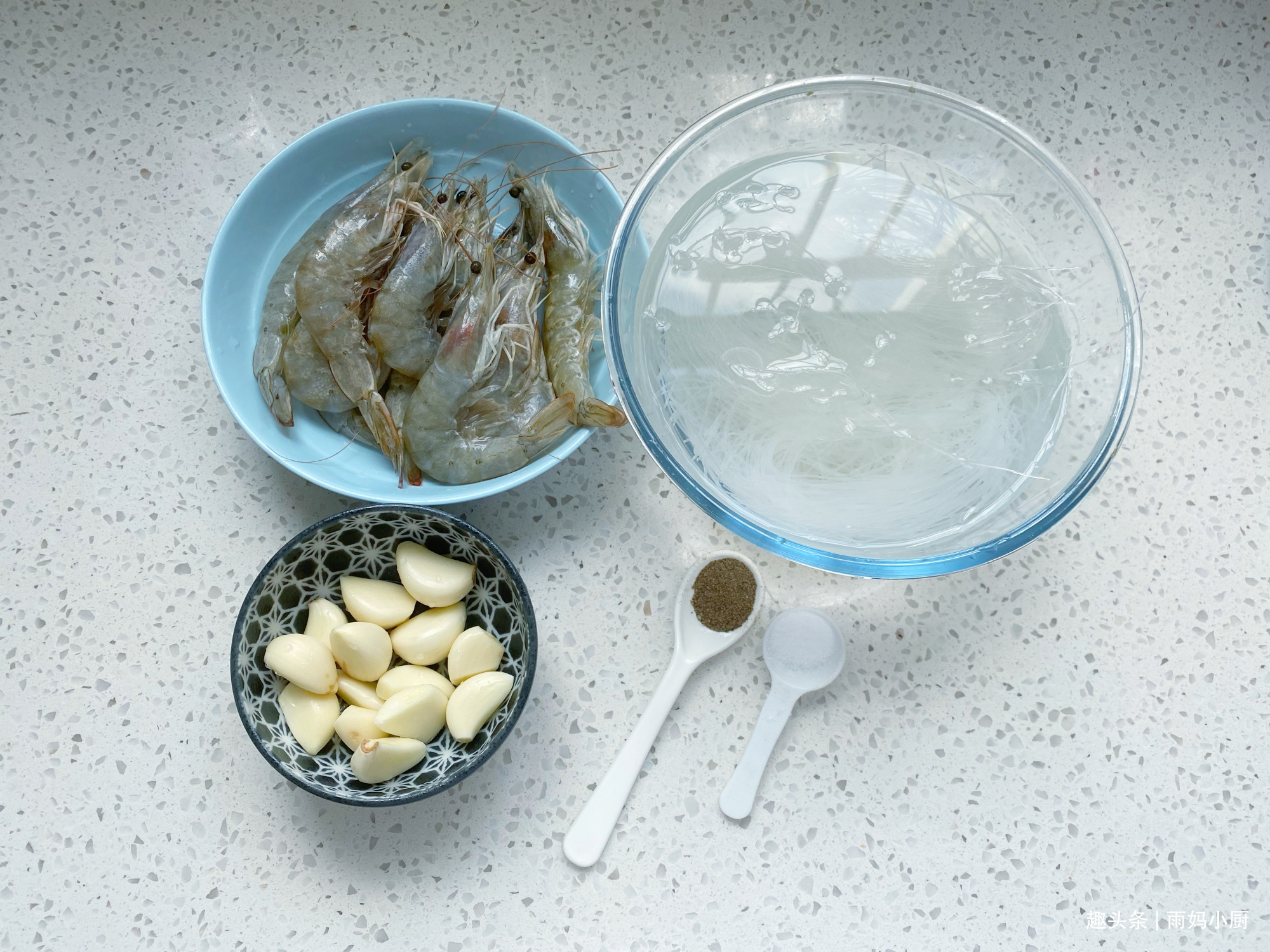 蒜蓉粉丝蒸虾，粉丝不要焯水记住1招，虾肉鲜嫩粉丝入味又好