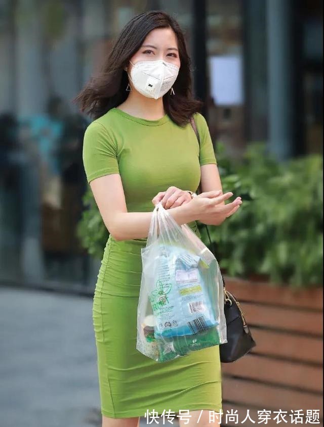 小妹妹 果绿修身裙，穿出夏日的一抹清凉，轻盈明媚的美丽背影！