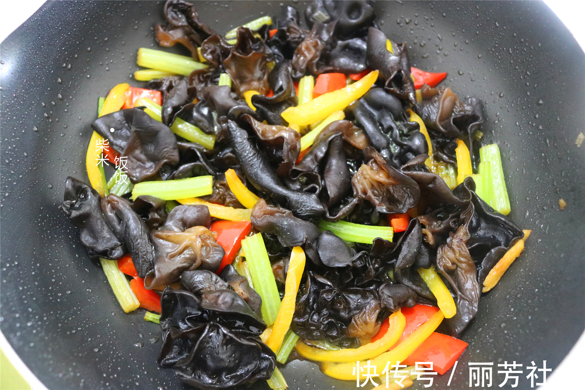 鸡蛋软饼|假期不出门,早餐在家吃,有粥有菜还有饼,做法简单味道好