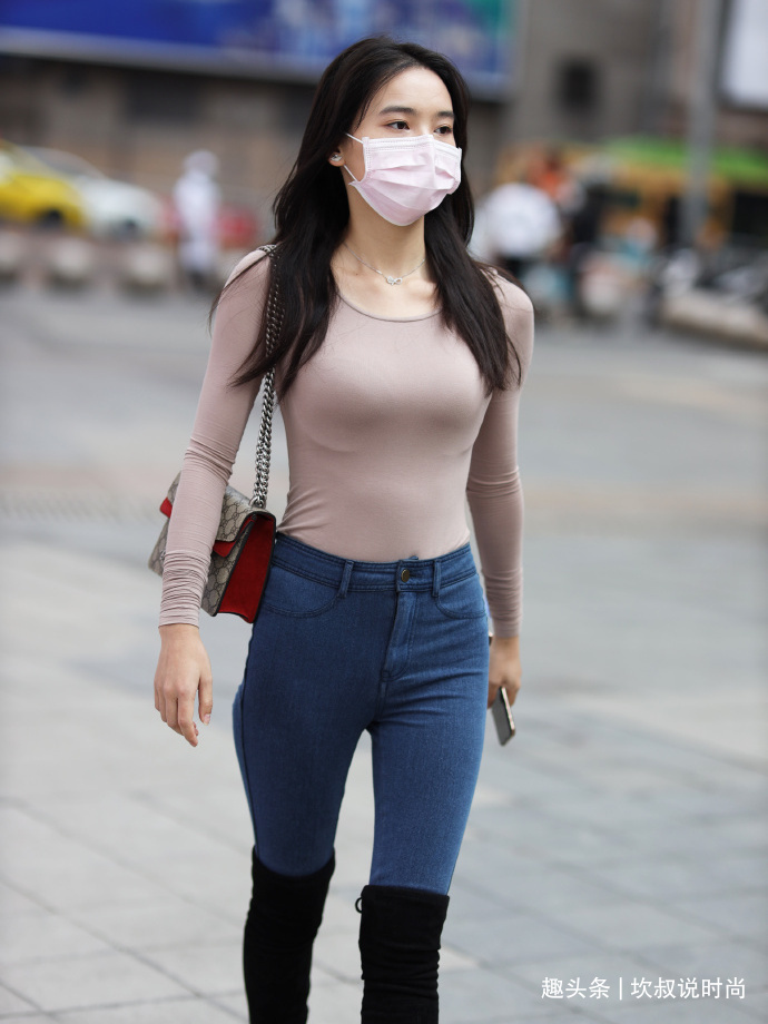 打底衫 秋季简易穿搭，弹性牛仔搭配过膝长靴，让你也能轻松“秀身材”！