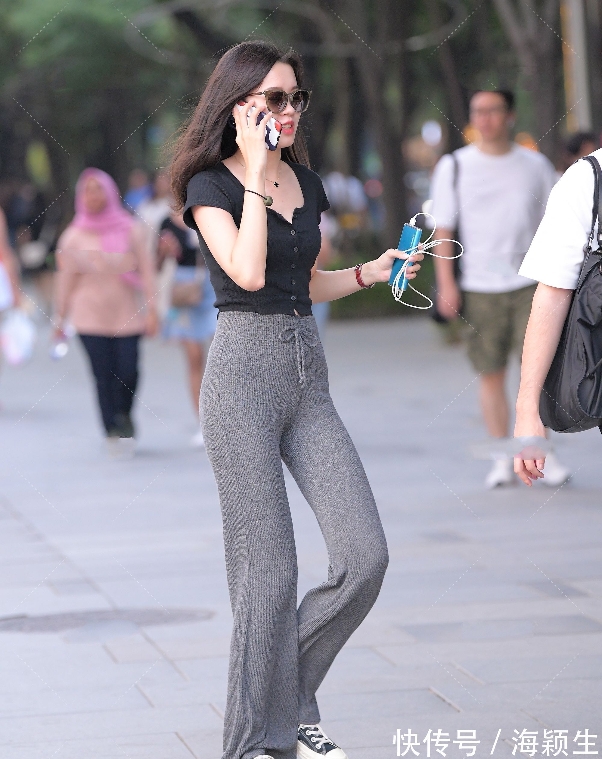 排扣|黑色单排扣短T满满少女感，拖地裤垂感十足，这身搭配太可了
