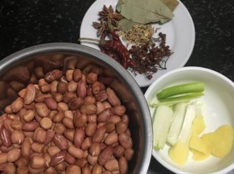 酥脆|花生米不用油炸不用煮,加一把大蒜,简单一炒,鲜香酥脆,超好吃