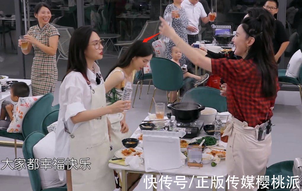 张萌|《中餐厅》再现混乱剪辑，金晨发型连环跳戏，同一场景频繁切换