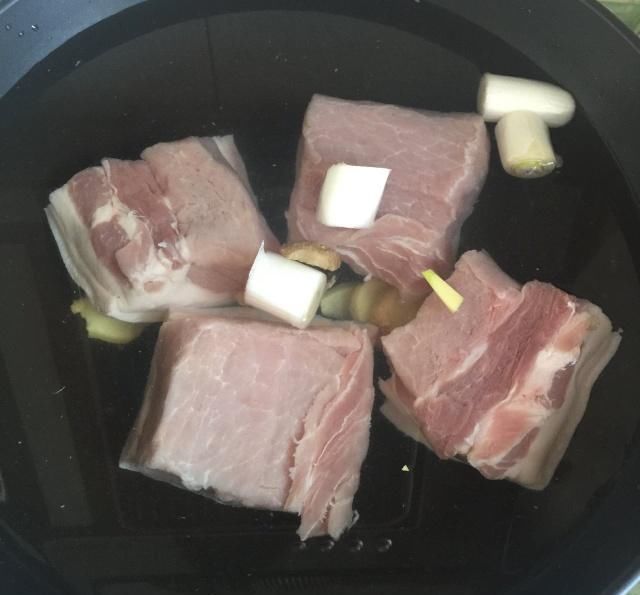 做梅菜扣肉，只要学会这3个秘诀，保证肉香烂入味，肥而不腻