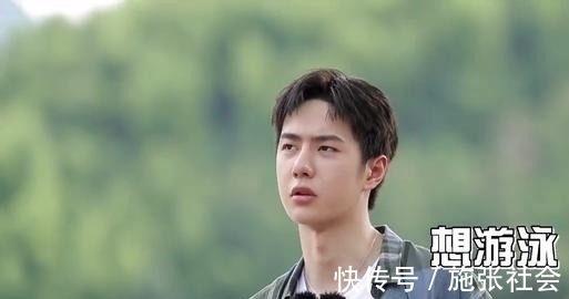 面對清澈的溪流，王一博把“無心做菜，只想下水”寫在了臉上