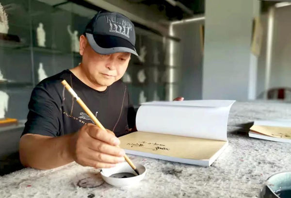 作品展!【展览现场】郑瑰玺大景花鸟画展暨中国玉雕大师作品展火热进行中