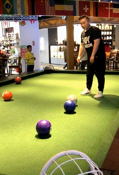 |搞笑GIF段子:有钱人玩的游戏,像我这种估计一脚下去就是一个脚印