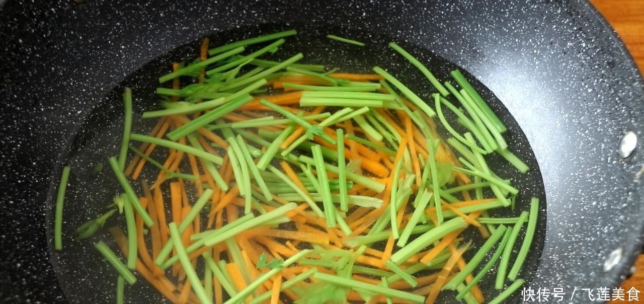 凉拌鸡胗别直接焯水，先卤后拌更入味，脆嫩爽口，下饭又下酒