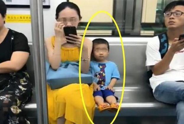 妈妈|地铁上一组照片火了,无数家长感动,网友:这才是真正的“炫富”