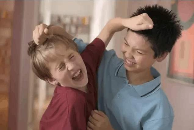 母亲|“儿子的脸被同学抓破相”,这位母亲的做法,连老师都赞叹不已