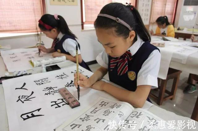 字迹$大学生“楔形”字体曝光,没有一笔是弯的,阅卷老师看得头晕眼花