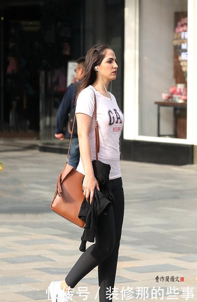 冬末春初,打底裤的用场很大,美女搭配打底裤有技巧、有心得