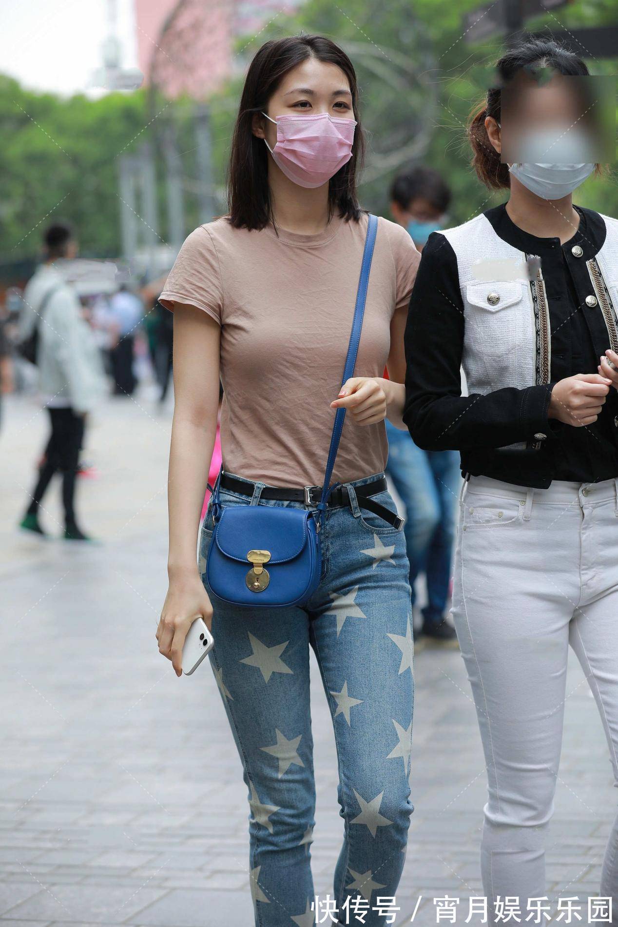 牛仔裤 还在穿纯色牛仔裤?印花款式的牛仔裤,分享给你几个挑选方法