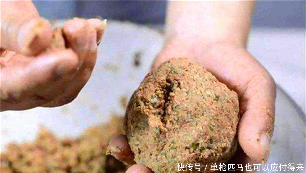 春季钓鲤鱼,饵料用小鸡饲料就够了,多种搭配方法,不输商品饵!