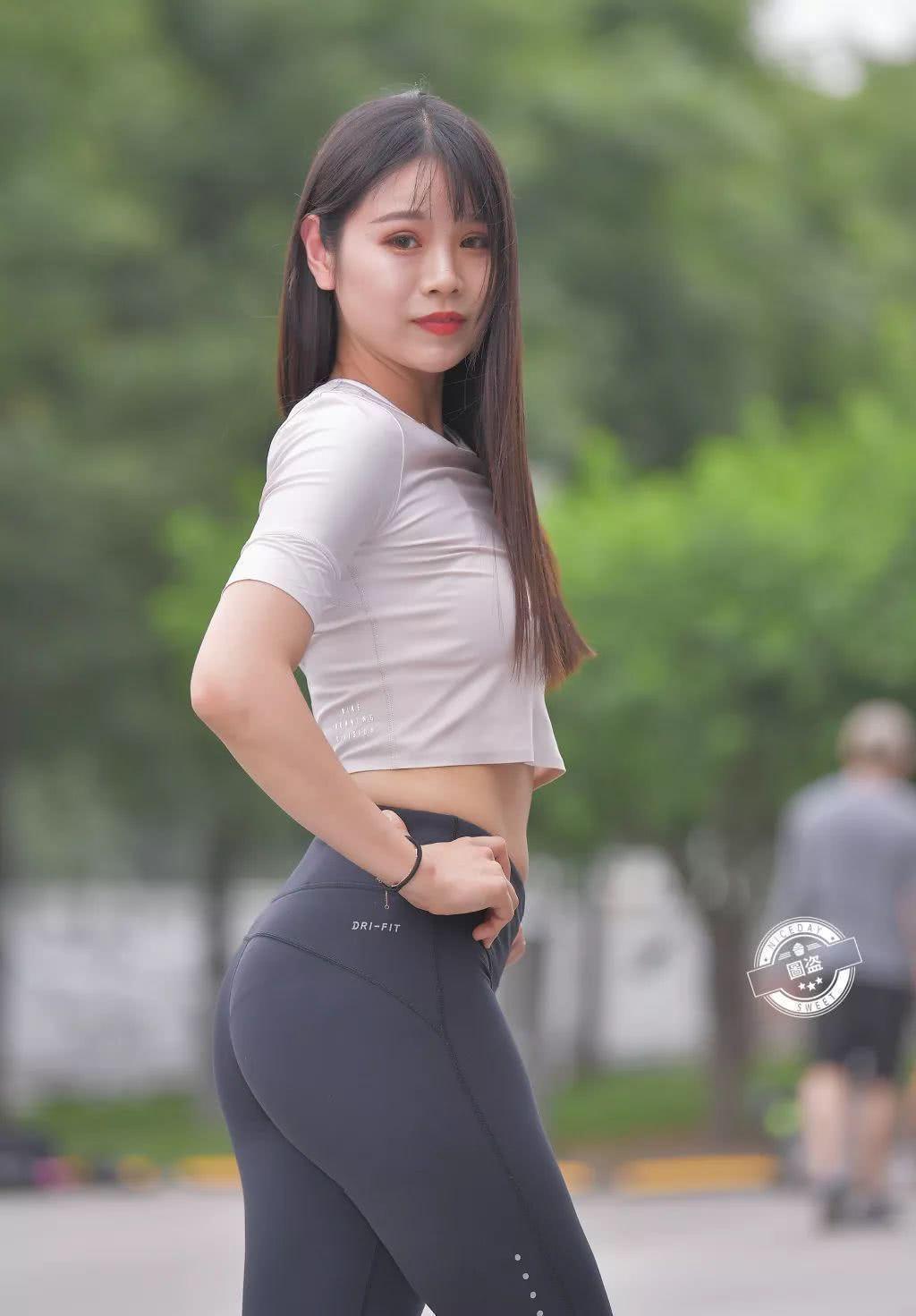 姑娘 长腿姑娘适合穿打底裤,让你放松心情,好看时尚