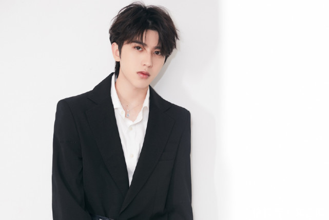 蔡徐坤被质疑整容,男网红回应:他只动了牙齿和下巴,其它地方没喷的