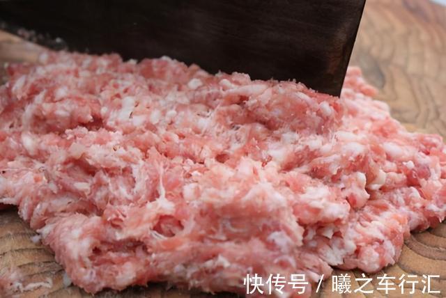 茄子|炒茄子，茄子先下锅炒就不错了！教你个新做法，茄子不吸油不发黑