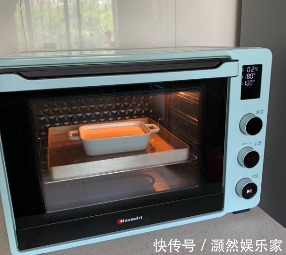 烤箱|1个鸡蛋1盒奶,搅一搅烤一烤就上桌,蓬松柔软,比蛋糕还好吃