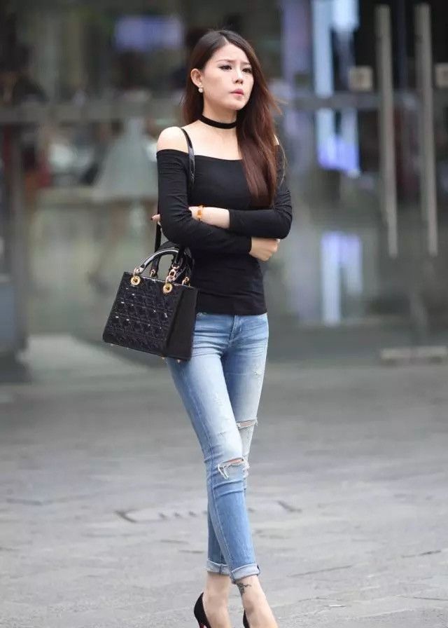 长发披肩|长发披肩的小姐姐,短裤+白色短袖,身材苗条有致