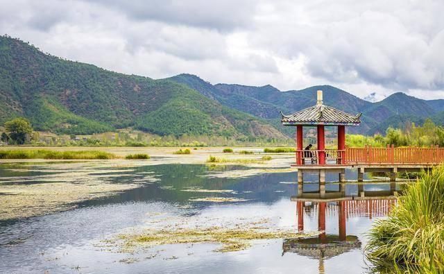 泸沽湖，中国最合适发愣的地区，一定要去坐一次猪槽船