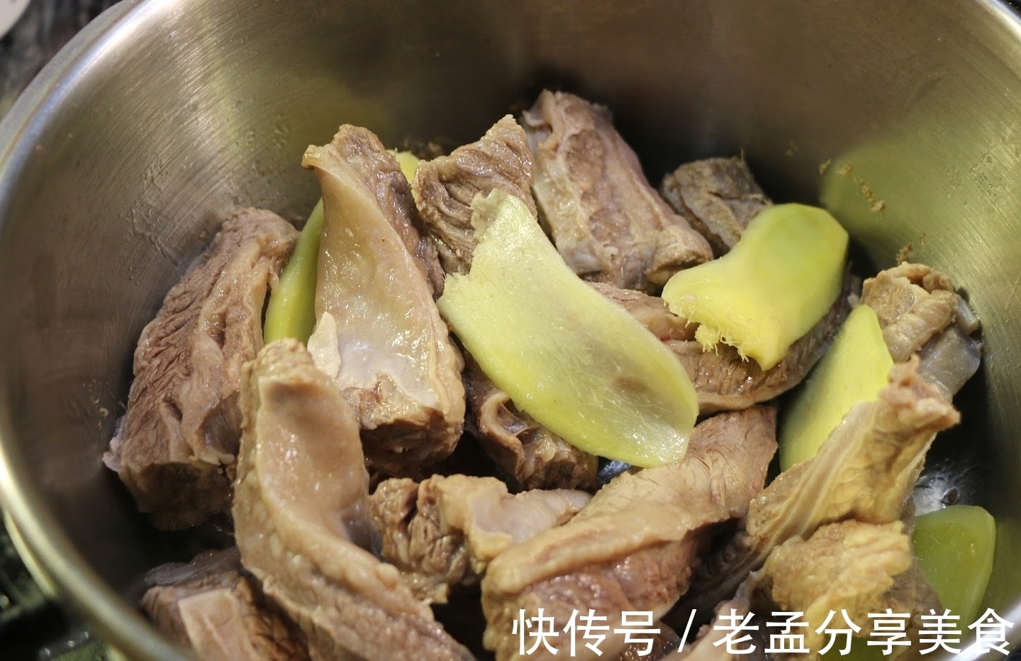 炖牛肉时,一直煮不烂?锅中放入“这味料”,牛肉软烂香喷喷!