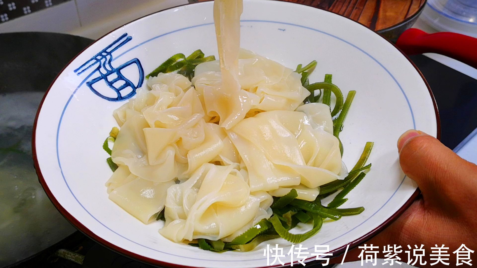 大碗宽面懒人做法，不用和面不用擀面，8分钟就上桌，比买的还香