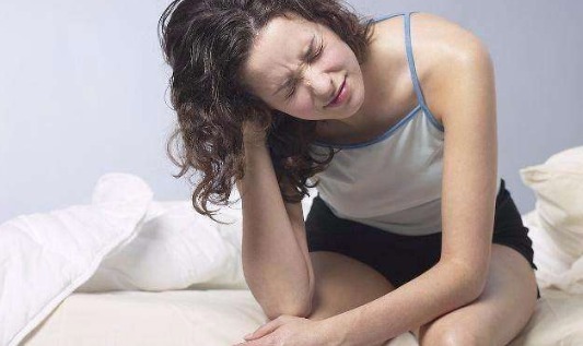 女人|绝经是女人“一道坎”，别大意！4个变化是通知“它来了”