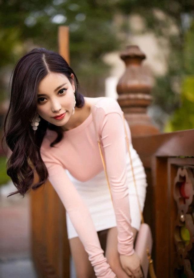 小姐姐穿得过于“粉嫩”，本来有一双白腿，都变“黑腿”了