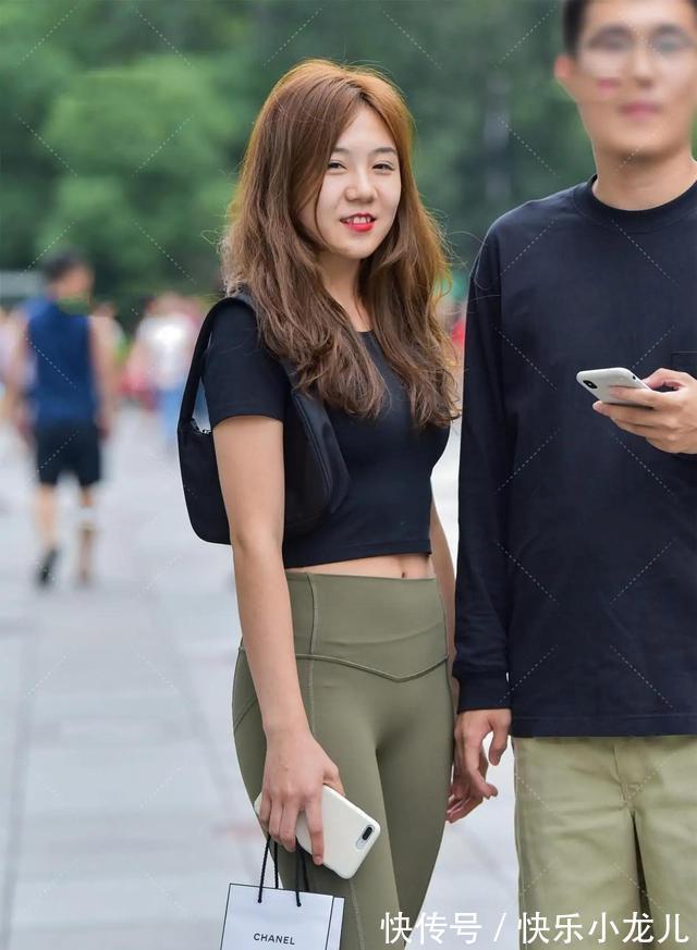 对比色 清新活泼的鲨鱼裤装扮不乏气质感，穿出时尚个性与风格，休闲百搭