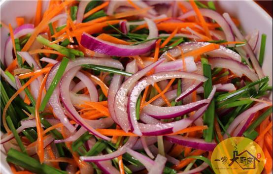 搅拌均匀|洋葱不要凉拌了,淋入两个鸡蛋,连吃一周都不腻