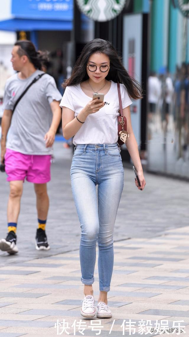 牛仔裤休闲又不失淑女范，搭配小白鞋更是充满了清纯活力气息
