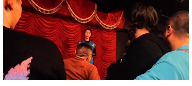 金岩演出被观众打了?非也!这是相声演员在讽刺脱口秀