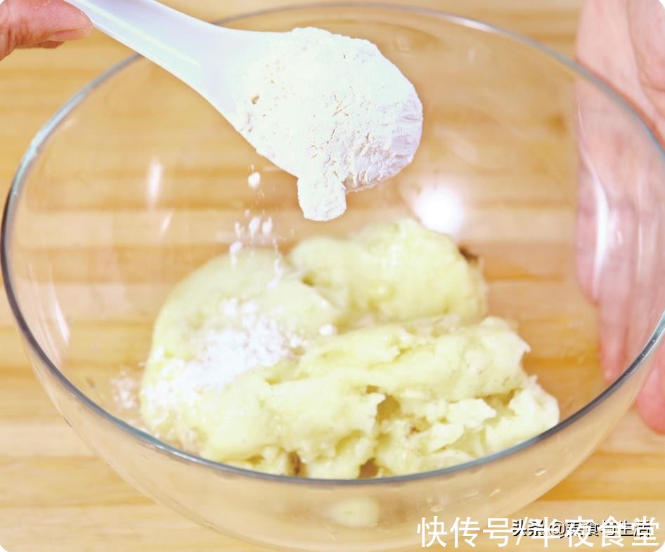 奶酪土豆球色泽金黄,外酥内软,奶香浓醇,长身体的孩子很爱吃