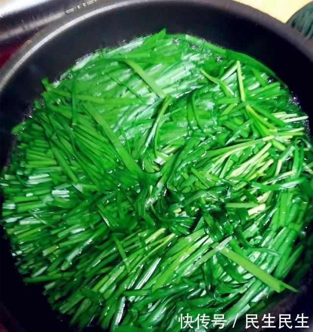 炝拌韭菜你吃过吗?不要韭菜炒鸡蛋,试试开胃下饭特简单的拌韭菜
