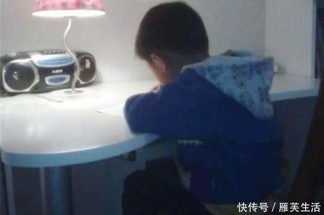 美句|儿子写作业到凌晨,爸爸过去一看直接撕作业本:别写了,毫无意义