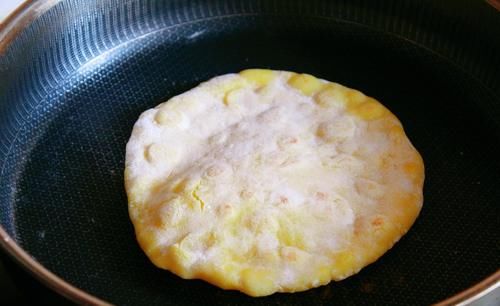 别只会烙葱油饼了，教你做玉米烙饼，不放一滴油，香甜又有嚼劲