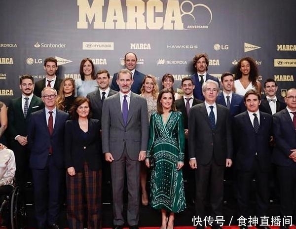 被西班牙王后美到了,穿绿色长裙亮相惊艳众人,搭黑色大衣很洋气