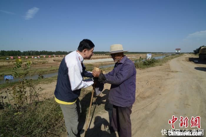 老年|济南市民耗时6年绘就15米长卷 再现百余年前河运景象