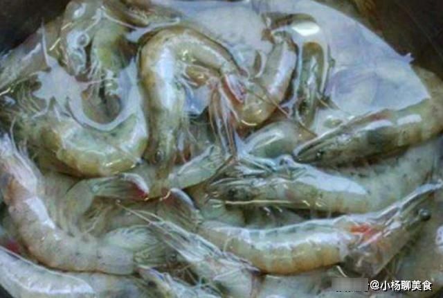  怎么保存新鲜的大虾？直接冷冻大错特错，这样保存一个月也很新鲜