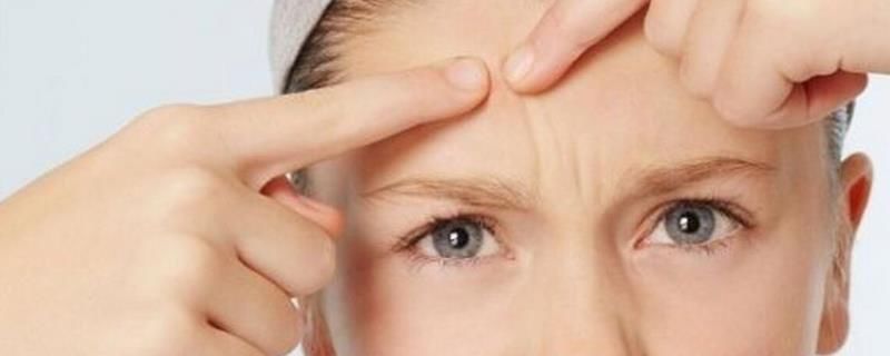 脸上长痘先涂药还是护肤品