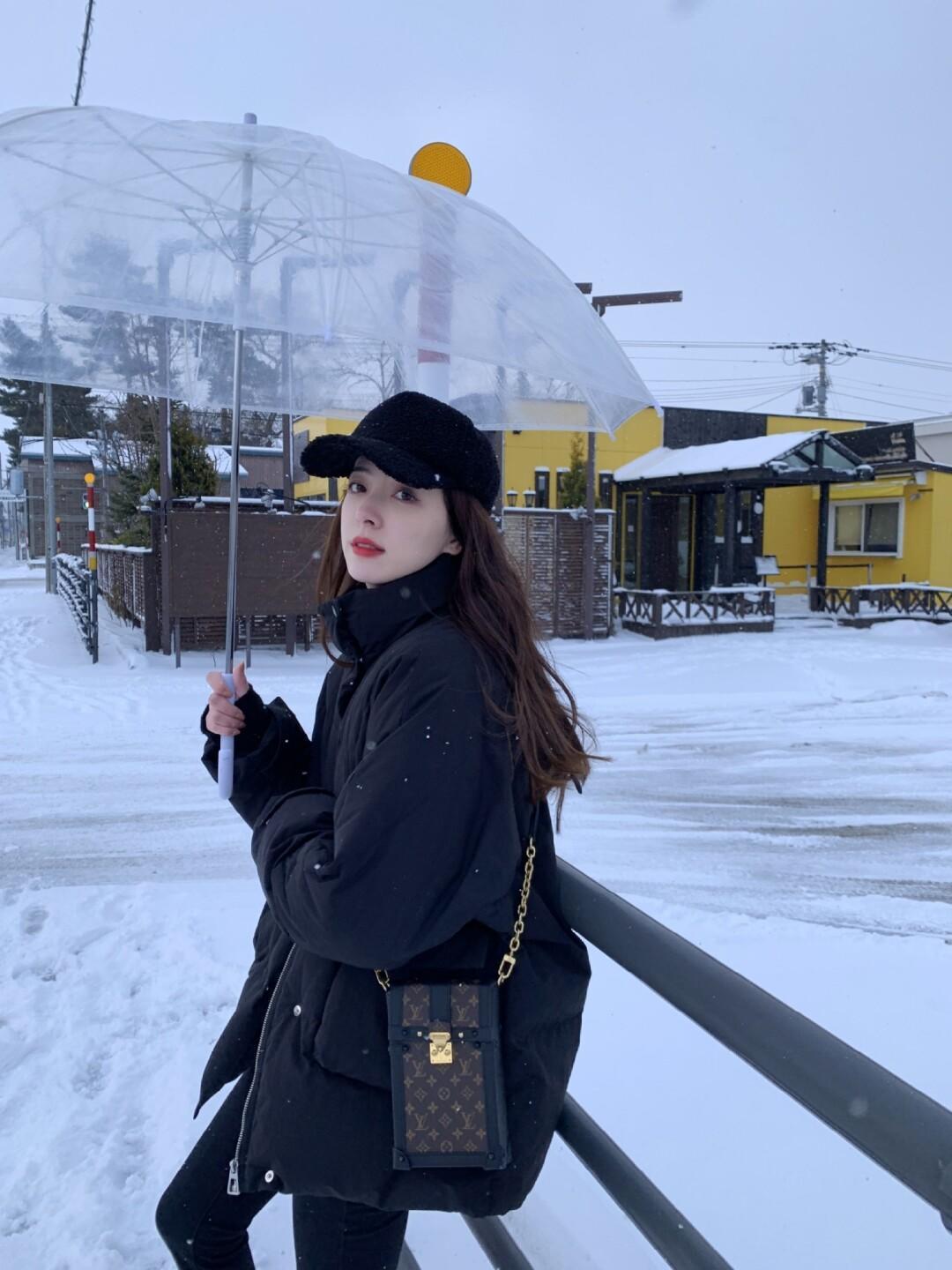 黑白配 简单的黑色羽绒服低调又大气,今冬备上一件,长款短款都好看