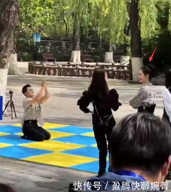 整个城市吃狗粮!“郑恺爱苗苗”出现大屏上,夫妻甜蜜羡煞旁人